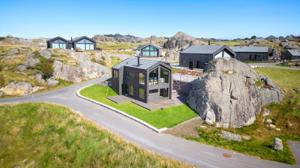 Flott utsikt og gode solforhold. Godt uteareal med terrassesoner og plen, bilde 3 av 40