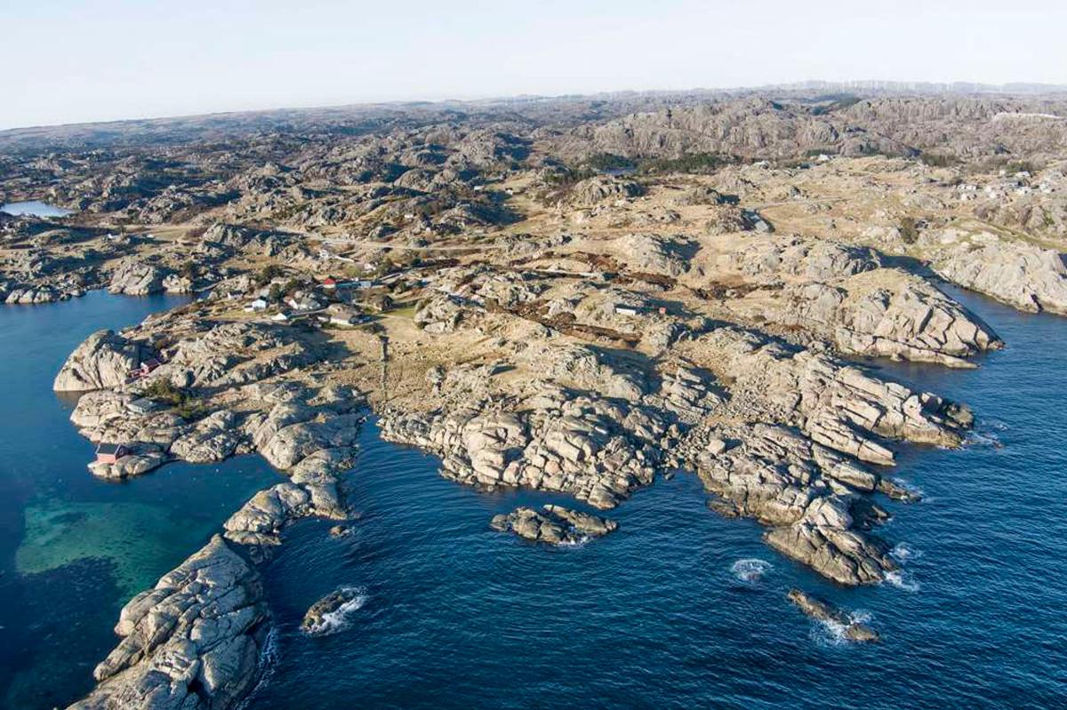 Sirevåg Sjøgrend sett fra luften, med svaberg ut mot sjøen