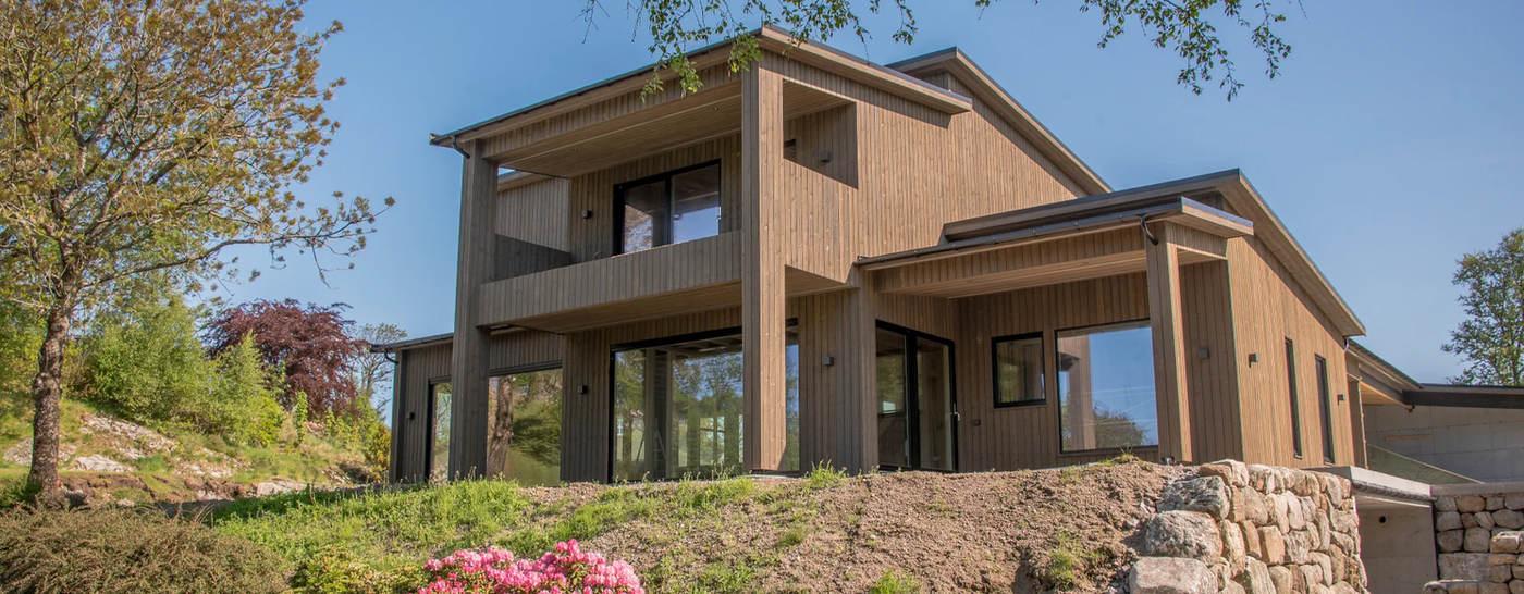 Enebolig i to plan med overbygd terrasse