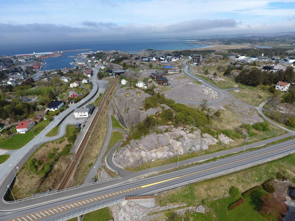Skoran sett fra luften, med jernbanen, riksveien og Sirevåg havn